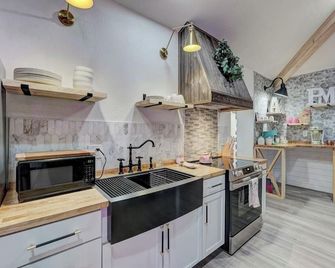 Water Front-Hot Tub- Walking Distance To Main Strip. Cobblestone Retreat - Medicine Park - Kitchen