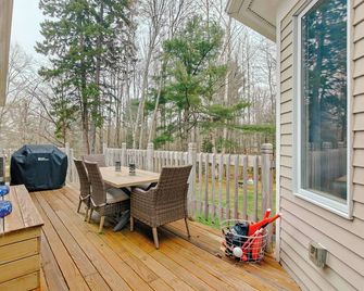 Spacious Pondside Firepit Retreat w/ Outdoor Dining, Grill & Firepit Near Acadia - Ellsworth - Balkón
