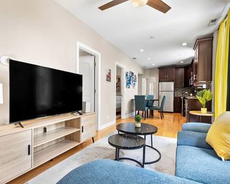 The BuckLogan Nest, Sleeps 6, Walk to Blue Line - Chicago - Living room