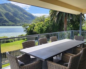 Waterfront & spacious. Room for cars & boat trailer. 6KM from Havelock Marina - Havelock - Balcony