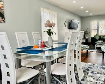 Extended Stay Home • 4br • Games • Pet Friendly - Crystal Lake - Dining room