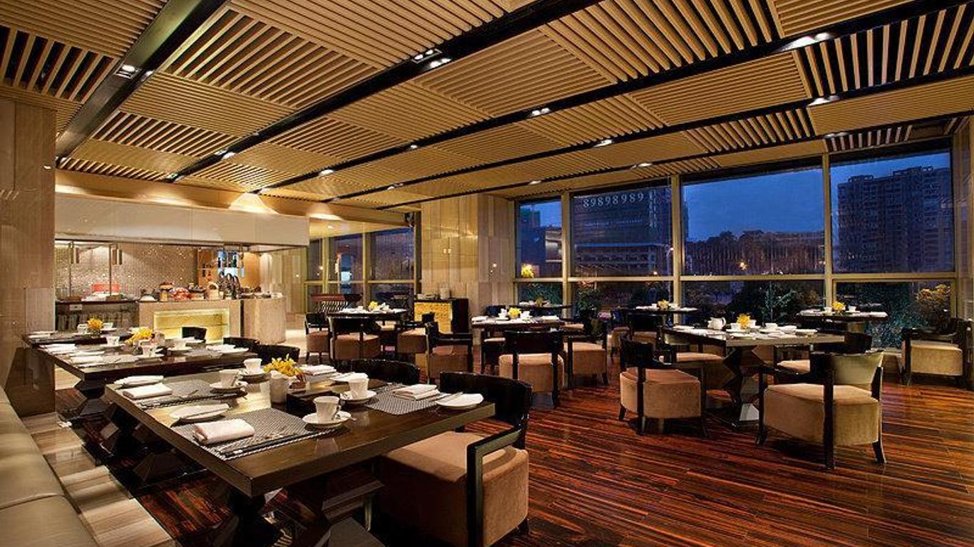 Longchamp Garden Hotel