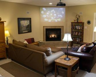 Woods & Water To Explore Just 20 Mins To Liberty Univ - 10 To Downtown Lynchburg - Madison Heights - Living room