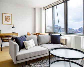 Premium Murray Hill 1BR w/ Gym, Doorman, Pool, Rooftop, by Blueground - Nova York - Sala