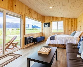 Off-grid tiny home in apple orchard with million-dollar mountain views! - Whitehall - Bedroom