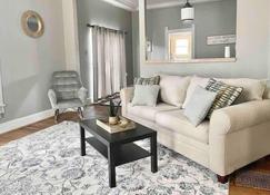 Spacious Home in Greenwood - Greenwood - Living room