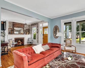 Spacious Home with Yard and Patio, 2 Mi to Dtwn Troy - Troy - Olohuone