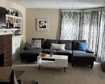 Charming 3-bedroom townhome with WiFi, in central location in Potsdam Village - Potsdam - Sala de estar