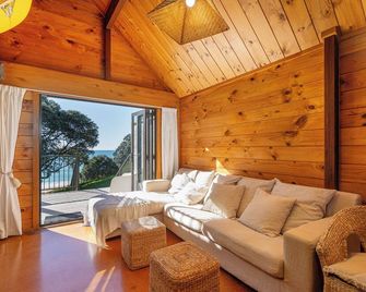 Onemana - Beautiful Beachfront - Whangamata - Living room