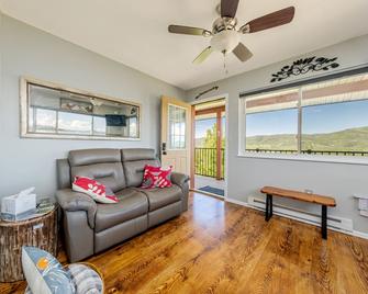 Winsome Mountain Condo with Spectacular Views - Steamboat Springs - Living room