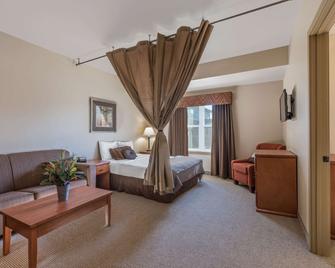Clarion Hotel & Suites - Williston - Bedroom