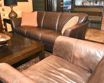 Fortune Inn and Suites Newport - Newport - Living room