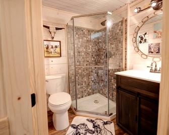 Gorgeous Wooden Cabin with Stunning Sights in Round Top, Texas - Round Top