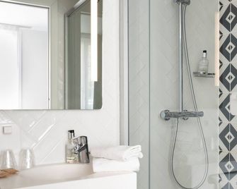 Hotel des Lys - Versailles - Bathroom