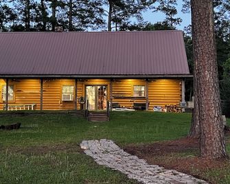 4-bedroom cabin on the lake with Fire Pit, grill, family games, fishing poles - Leesville - Edificio