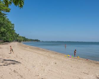 Nature's Nest Lakeview - Au Gres - Beach