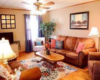 Beautiful Country Retreat Perfect for Fishermen or A Peaceful Family Vacation - Rogersville - Sala de estar