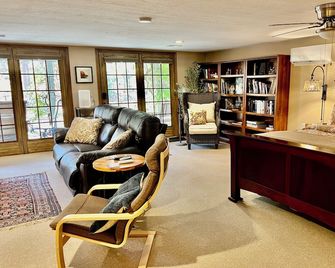 Private Entry Studio with Gas Fireplace @ I-71 Polaris near Chase - Westerville - Sala de estar