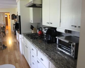 Riverside home central location - Wichita - Kitchen