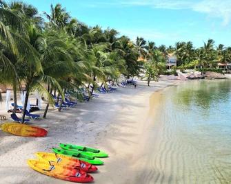 Coco Reef Resort and Spa - קראון פוינט - חוף