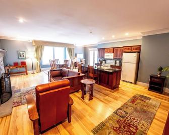 Refined Mountain Getaway | Premium Comfort Amid Stunning Natural Surroundings - East Stroudsburg - Obývací pokoj