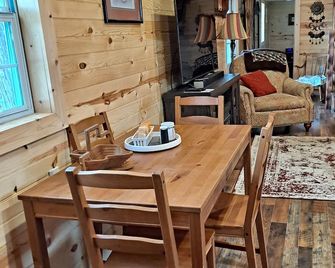 The country getaway with all the comforts of home - Gainesville - Dining room