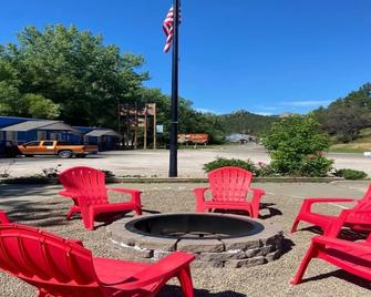 The Brookside Motel / Mt. Rushmore - Keystone - Patio