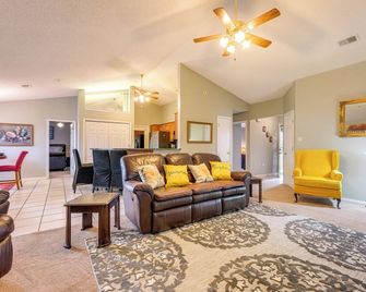 Horn Lake Home w/ Yard: 8 Mi to Graceland! - Horn Lake - Sala de estar