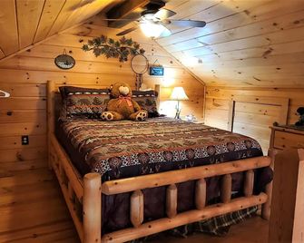 Cozy 2-bedroom cabin near Downtown Helen - Helen - Bedroom