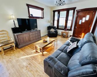 Former Mayors Home in Uptown Butte, MT - Butte - Living room