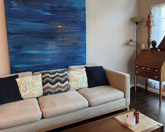 Entire charming stylish guest house -31 nights minimum - Anaheim - Living room