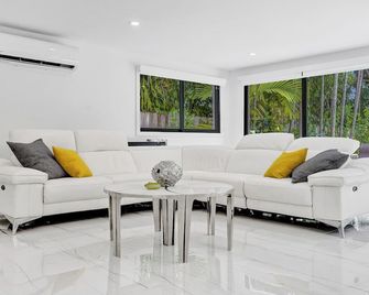 Hibiscus House - Fort Lauderdale - Living room