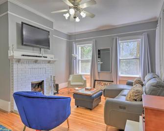 Spacious Lanett Haven with Sunroom and Large Deck - Lanett - Sala de estar