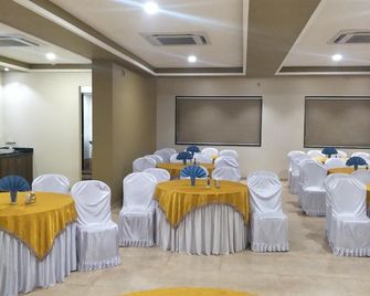 Kyriad Hotel Solapur By Othpl - Solāpur - Meeting room