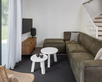 Luxury Villa With Sauna, Located On The Water In A Holiday Park - Wolphaartsdijk - Huiskamer
