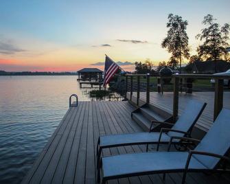 Charming Lakefront Cottage w Firepit & scenic views - Rainbow City - Patio