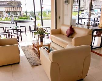 Rueangrat Hotel - Mueang Ranong - Obývací pokoj
