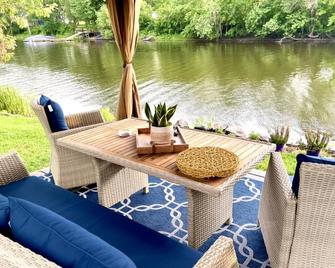 Waterfront 3-bedroom, 2 bath on the Great Chazy River. - Champlain - Patio