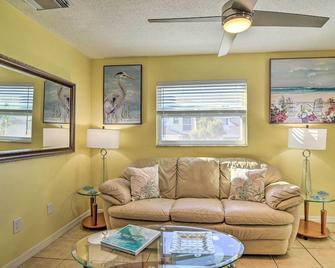 Comfy Dunedin Escape 1 Block to Main Street! - Dunedin - Living room