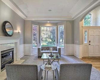 Large Group Getaway Spacious Snohomish Home! - Snohomish - Sala de estar