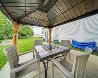 1 Block to Bridge Street Lake Erie Vacation Home! - Ashtabula - Patio