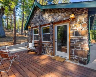 Quail Crossing Cabin: Yosemite Boutique Retreat - Coulterville - Patio
