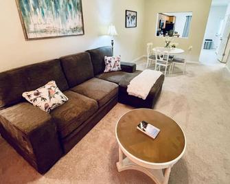 Comfy Condo close to everything in Prattville - Prattville - Living room