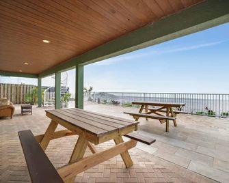 Stones Throw Beachside Bungalow #1 On The Beach - Clearwater Beach - Balcón