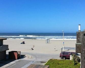 Ocean and Beach View Townhouse at Mandalay Beach in Oxnard, California - Oxnard - Beach
