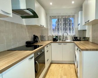 Charming 4-Bed Home, Priv Entrance, Garden, Modern Kitchen, Spacious Living Area - Banbury - Kitchen