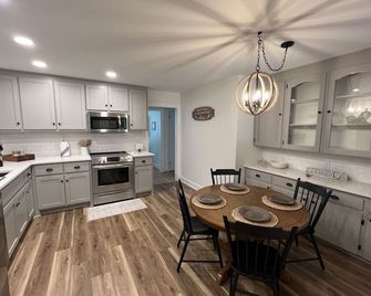 Beautiful 2BD 2BA home in small-town America - Hickory - Kitchen