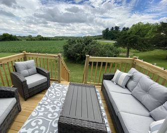 Cozy Farmhouse located in the country between Devils Lake and Wisconsin Dells - Baraboo - Balkon