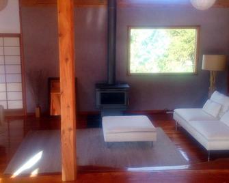 The O retreat - Woodbridge - Living room