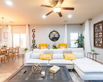 heated Private pool 5bd 3 ba 3 garage Laveen - Phoenix - Living room